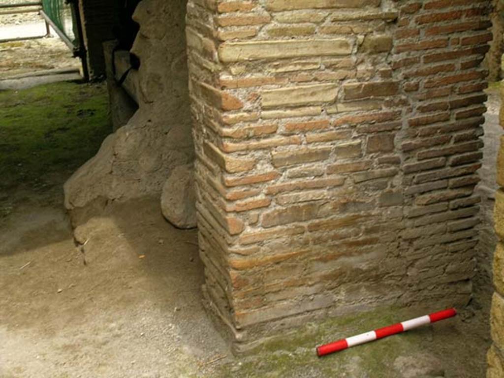 V.19 Herculaneum. May 2005.
Looking north from rear room near doorway to V.20, towards latrine and hearth against east wall of shop-room. Photo courtesy of Nicolas Monteix.